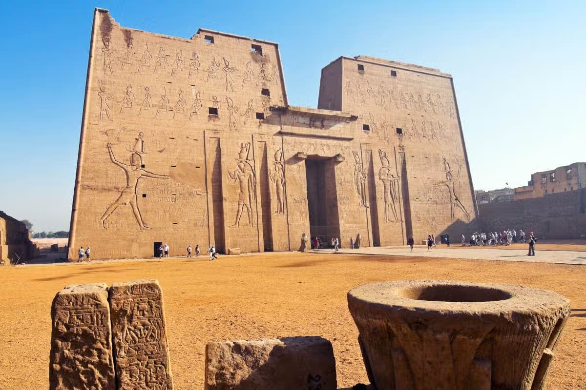 رحلة معبدي إدفو وكوم أمبو من الأقصر