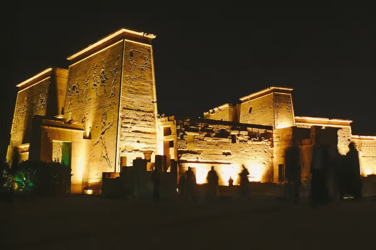عرض الصوت والضوء في معبد فيلة بأسوان