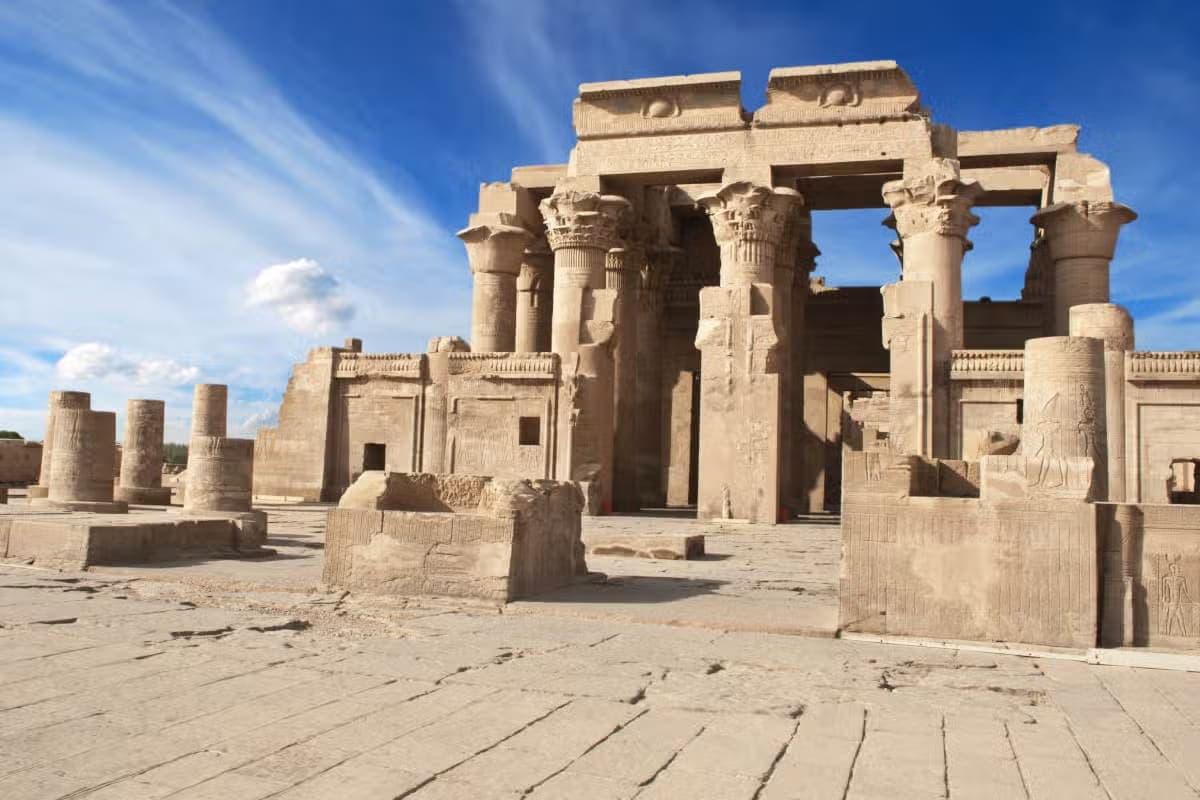 رحلة معبدي إدفو وكوم أمبو من أسوان